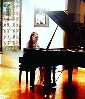 La pianista vilanovina Laura Farré Rozada posa dempeus Chipiona. EIX