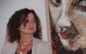 La pintora sitgetana Anna Monzó convida a endinsar-se en els universos paral·lels. Ajuntament de Sitges