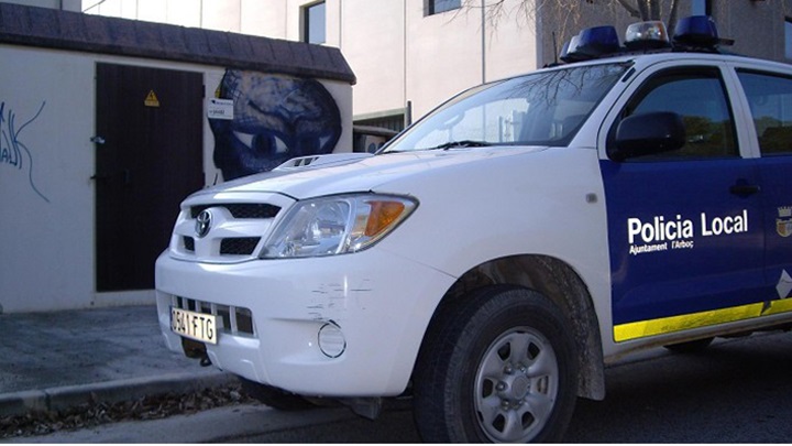 La policia de l'Arboç salva la vida amb el DEA a un conductor en parada cardiorespiratòria. Ajuntament de l'Arboç