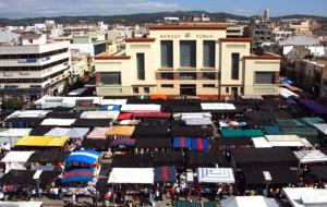 La policia de Vilanova alerta d'un repunt dels robatoris al mercadal de dissabte. EIX