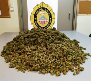 La policia de Vilanova deté dos homes que potaven dos quilos i mig de marihuana al maleter. Ajuntament de Vilanova