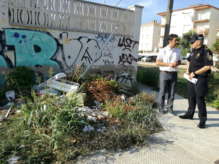 La policia del Vendrell engega l’Operació Matalàs de vigilància i control d’abocaments incívics. Ajuntament del Vendrell