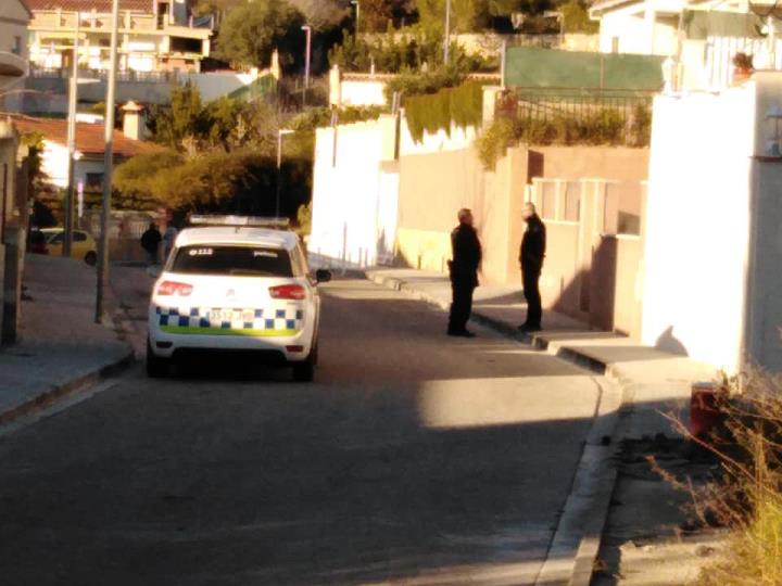 La policia local al carrer Empúries de Calafell. Facebook/ Morenikah