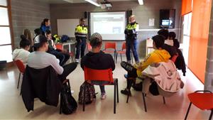 La Policia Local amplia les sessions per a la mobilitat segura als instituts de Vilafranca. Ajuntament de Vilafranca