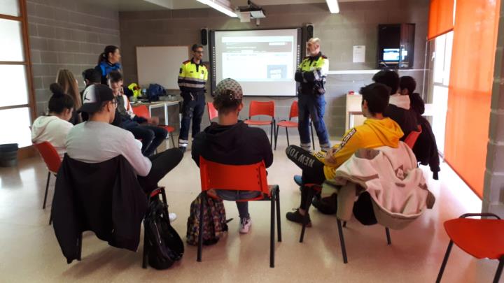 La Policia Local amplia les sessions per a la mobilitat segura als instituts de Vilafranca. Ajuntament de Vilafranca