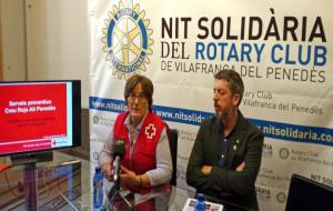 La presidenta de la Creu Roja de l’Alt Penedès, Àngels Matas, i el president del Rotary Club, David Amorós. EIX