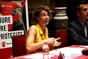 La responsable de Polítiques d'Infància de Save de Children Catalunya, Emilie Rivas, explica en roda de premsa els resultats de l'informe 'Violencia v