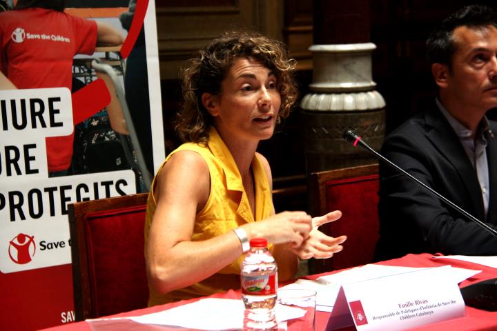 La responsable de Polítiques d'Infància de Save de Children Catalunya, Emilie Rivas, explica en roda de premsa els resultats de l'informe 'Violencia v