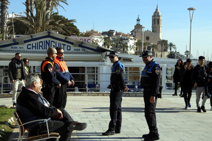 La seguretat privada per combatre el 'top manta' a Sitges comença a actuar en patrulla conjunta amb la policia local. ACN