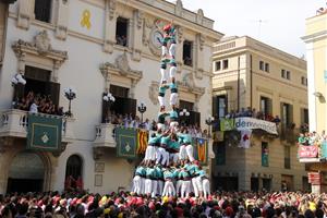 La torre de nou amb folre i manilles dels Castellers de Vilafranca, a Sant Fèlix, el 30 d'agost de 2019