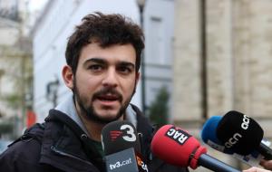 L'activista del CDR Adrià Carrasco durant l'atenció als mitjans el 6 de desembre del 2018 . ACN