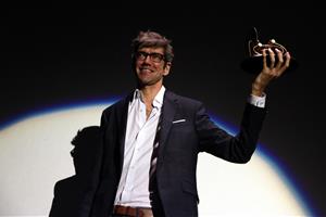L'actor Javier Botet rep el Premi Màquina del Temps del Festival de Sitges, el 7 d'octubre del 2019. ACN