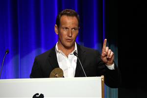 L'actor Patrick Wilson durant el seu discurs després de rebre el Premi Màquina del Temps en la gala inaugural del 52è Festival de cinema de Sitges. AC