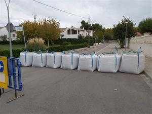 L’Ajuntament de Calafell ha posat sacs de terra als carrers Pescador, de la Barca i Molí del Blanquet, per contenir la possible l’entrada d’aigua. Aju