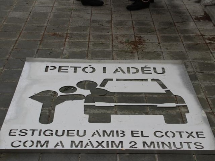 L'Ajuntament posarà en marxa una zona d'aturada curta per a vehicles anomenada 'Petó i Adéu' a l'Institut de Baix-a-Mar. Ajuntament de Vilanova