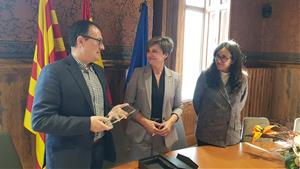 L’alcaldessa del municipi, Abigail Garrido, i la regidora de Turisme, Antònia Pulido, van rebre ahir al diputat delegat de Turisme, Juan Luis Ruiz