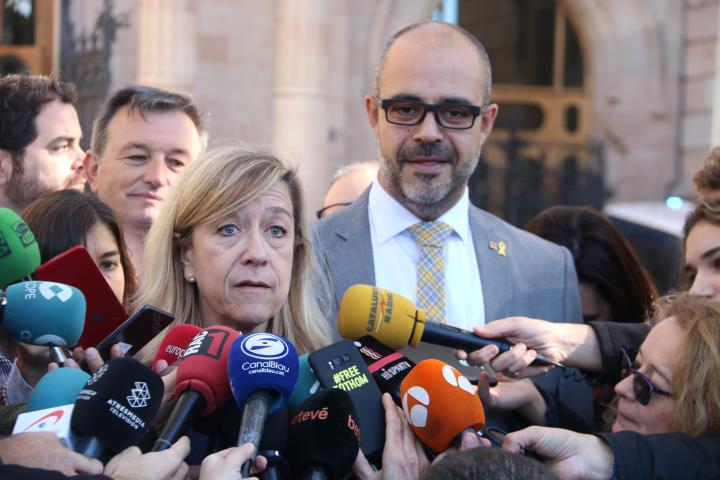 L'alcaldessa Neus Lloveras i el conseller Miquel Buch fan declaracions als mitjans sortint del Palau de Justícia, després de declarar per l'1-O. ACN