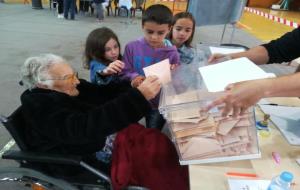 L’Amèlia, de 107 anys, votant en les eleccions generals d'aquest diumenge a l’Arboç. EIX