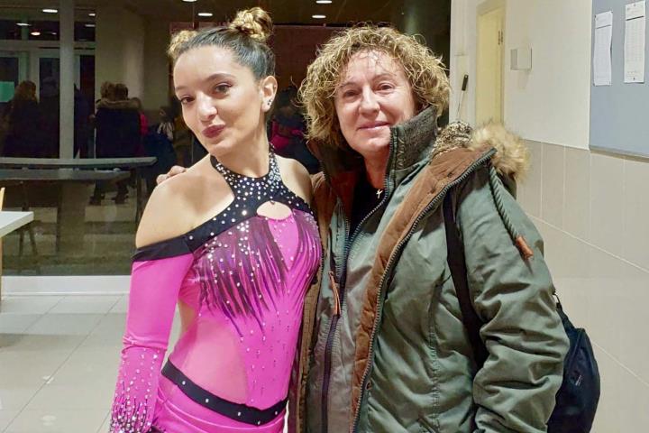 L’Andrea Serra i la Nuria Rosell amb la seva entrenadora. Eix