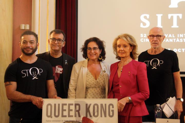 L'anunci del Premi Queer Kong durant la presentació del 52è Festival Internacional de Cinema Fantàstic de Sitges, amb els organitzadors i Stop Sida. A