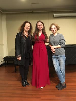 Laura Farré Rozada amb Gila Goldstein i Ketty Nez després del recital a la Boston University