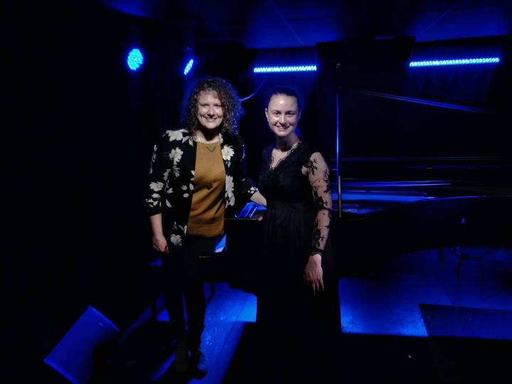 Laura Farré Rozada amb la directora artística Nicole Lorenz després del recital al Café Résonance. EIX