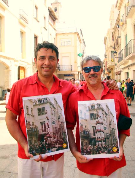 Laureà Inglada (esquerra) i Jaume Ventura amb les fotos inèdites del primer 4 de7 amb pilar descarregat pels Xicots de Vilafranca l’any 1983 a l’Arboç