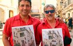 Laureà Inglada (esquerra) i Jaume Ventura amb les fotos inèdites del primer 4 de7 amb pilar descarregat pels Xicots de Vilafranca l’any 1983 a l’Arboç