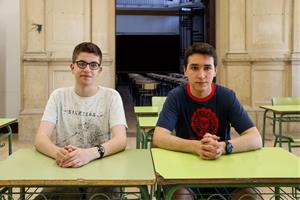 L'Eduard Garrabou (de blau) i l'Arnau Noguera (de blanc),als pupitres de l'institut Antoni Torroja de Cervera. ACN / Laura Cortés