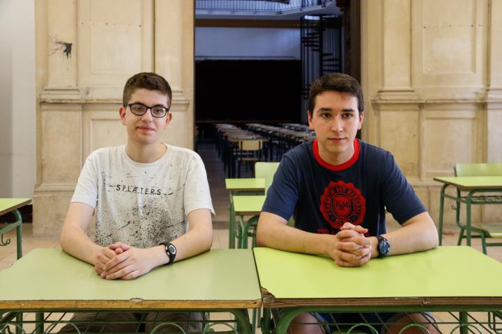 L'Eduard Garrabou (de blau) i l'Arnau Noguera (de blanc),als pupitres de l'institut Antoni Torroja de Cervera. ACN / Laura Cortés