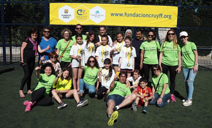 L’equip femení de l’escola Àngel Guimerà amb els seus familiars. Eix