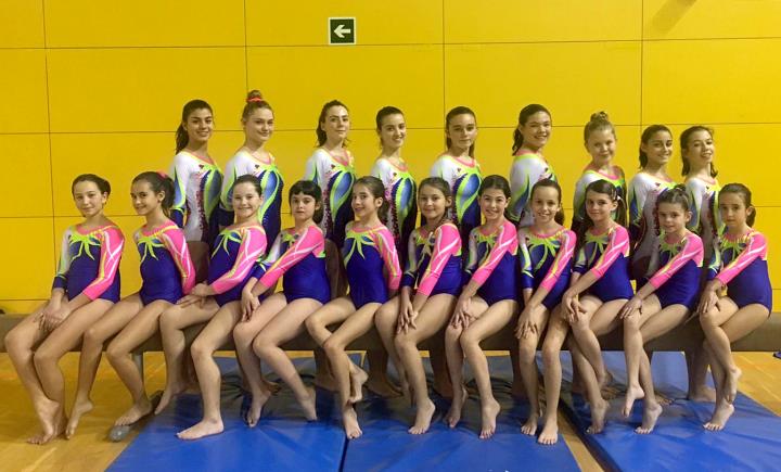 Les gimnastes del Club Gimnàstica Vilanova escolars B, C, D i E. Eix