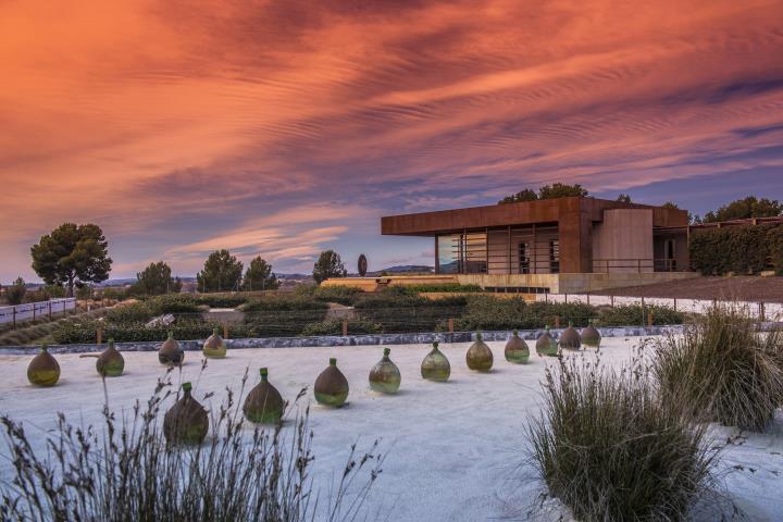 Les instal·lacions de Torres a Pacs del Penedès, reconegudes entre els 50 millors cellers del món per visitar. Torres