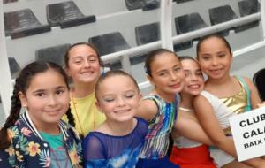 Les patinadores del Club Patí Calafell amb les seves entrenadores