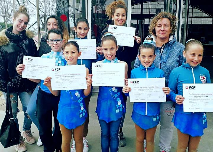 Les patinadores del CPA Sitges amb la seva entrenadora. Eix