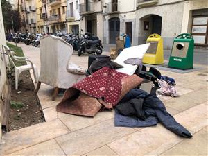 Les queixes per la brutícia als contenidors d'escombraries són un constant a Vilanova i la Geltrú. EIX