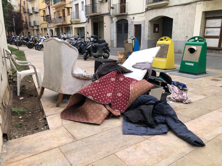 Les queixes per la brutícia als contenidors d'escombraries són un constant a Vilanova i la Geltrú. EIX