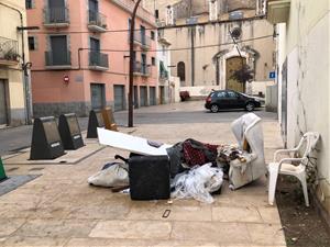 Les queixes per la brutícia als contenidors d'escombraries són un constant a Vilanova i la Geltrú