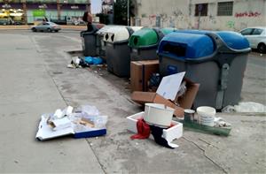 Les queixes per la brutícia als contenidors d'escombraries són un constant a Vilanova i la Geltrú
