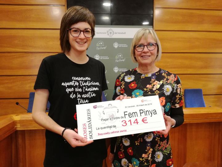 Les roses de ceràmica solidàries del Vendrell recapten més de 300 euros per al projecte Fem pinya. Ajuntament del Vendrell