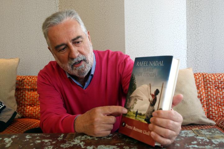 L'escriptor Rafel Nadal amb el seu nou llibre 'El fill de l'italià'. ACN