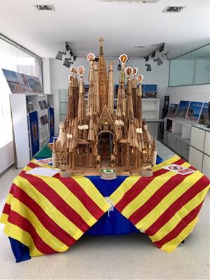 L’escultura de la Sagrada Família feta amb  material reciclat s’exposa a l’Oficina de Turisme de Sitges. Ajuntament de Sitges