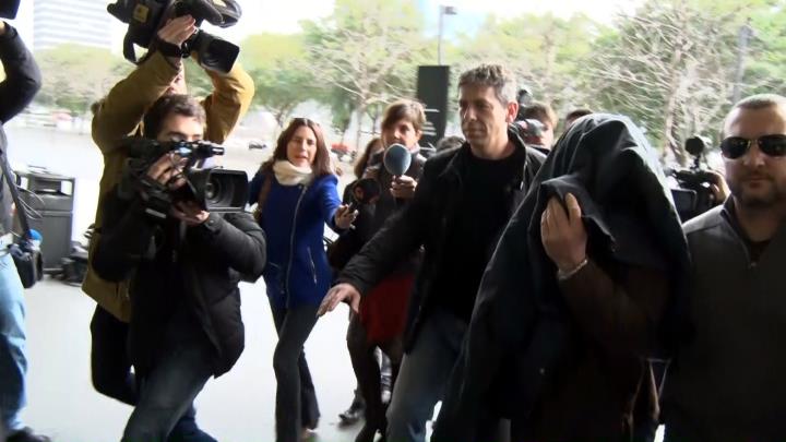 L'ex professor acusat d'abusos sexuals a menors al col·legi Maristes Sants-les Corts arriba escortat per la policia a la Ciutat de la Justícia. ACN