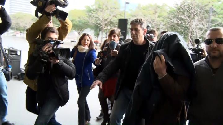 L'ex professor acusat d'abusos sexuals a menors al col·legi Maristes Sants-les Corts arriba escortat per la policia a la Ciutat de la Justícia. ACN