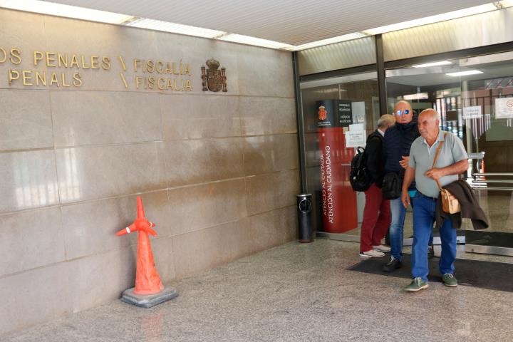 L'exalcalde de la Bisbal del Penedès Josep Maria Puigibet (ERC), sortint del jutjat penal número 3 de Tarragona, amb ulleres de sol. ACN
