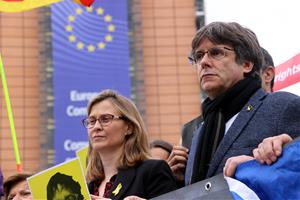 L'expresident Carles Puigdemont i de la delegada del Govern davant de la UE, Meritxell Serret, amb l'edifici de la Comissió Europea de fons. ACN