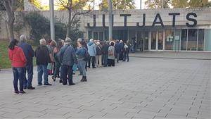 Llargues cues als jutjats de Vilanova i Vilafranca per les crides a l'autoinculpació d'Òmnium. Òmnium Cultural