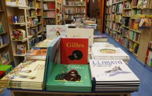 Llibres i estanteries de literatura infantil i juvenil en una llibreria especialitzada de Barcelona. ACN