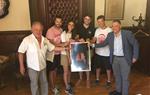 Lliurament de l'estampa de Sant Fèlix 2019 a l'alcalde de Vilafranca. Ajuntament de Vilafranca