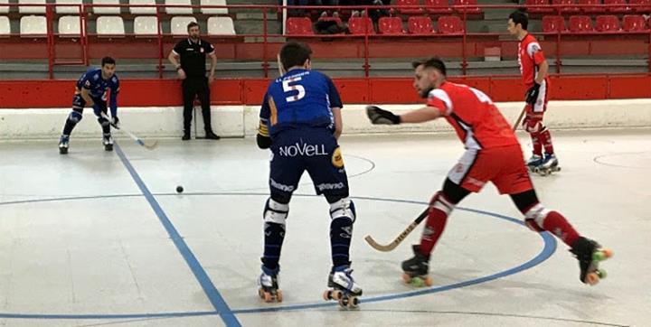 Lluís Ferrer i Marc Vázquez en una jugada del Patíu al mig de la pista. Raimon Mascaró